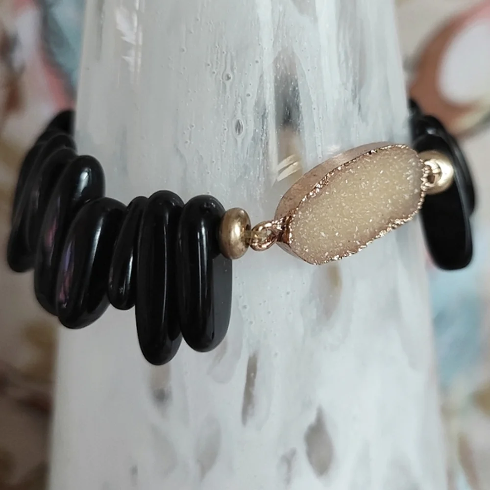 Plunder Black Smooth Tumbled Stone Cream Druzy Gold Tone Stretch Bracelet EUC